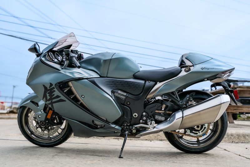 2025 SUZUKI HAYABUSA METALLIC MATTE GREEN AND METALLIC MATTE TITANIUM SILVER 
