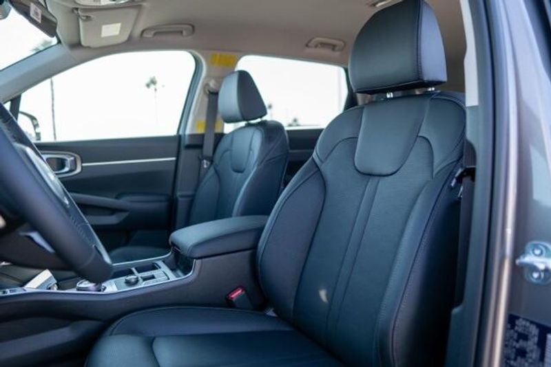 2025 Kia Sorento Hybrid EXImage 9
