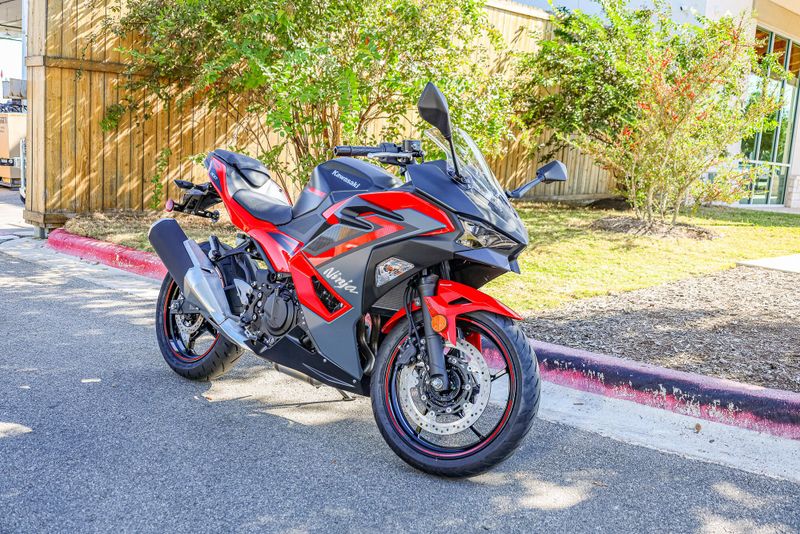 2025 KAWASAKI NINJA 500 ABS PASSION RED AND METALLIC FLAT SPARK BLACK AND METALLIC MATTE DARK GRAY 