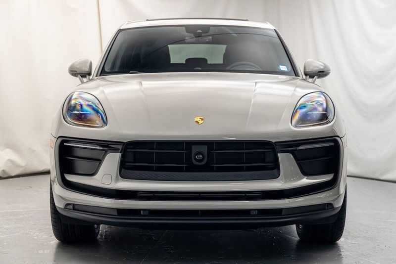 2025 Porsche Macan BaseImage 8