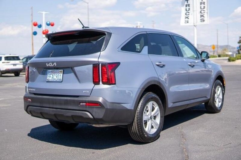 2023 Kia Sorento LXImage 7