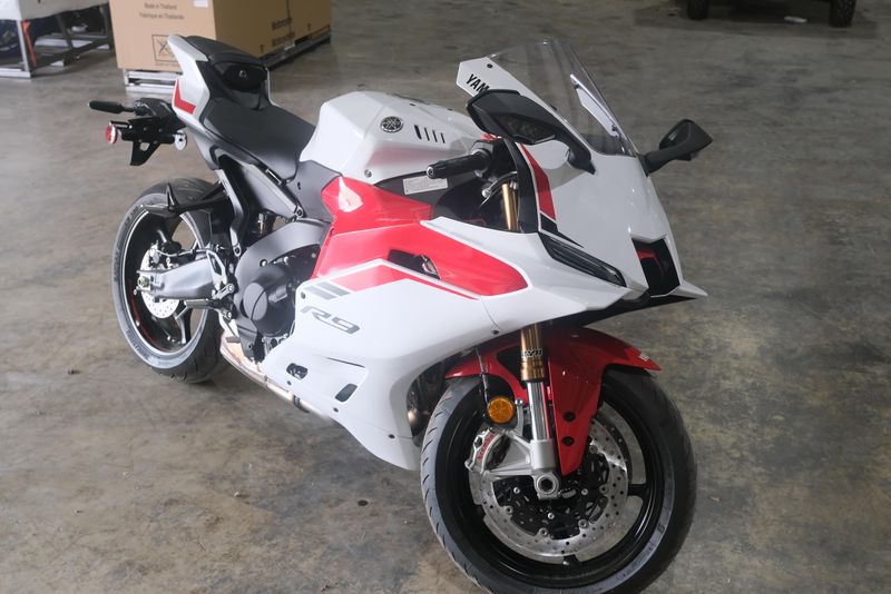 2025 YAMAHA YZFR9 INTENSITY WHITE AND REDLINE 