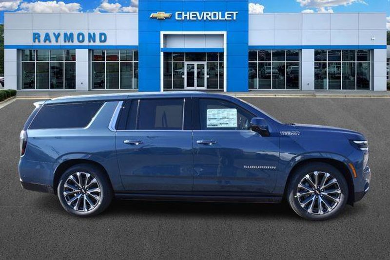 New 2026 Chevrolet Suburban High CountryImage 2