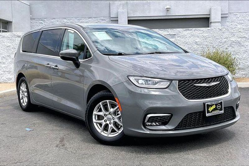 Used 2023 Chrysler Pacifica Touring LImage 12