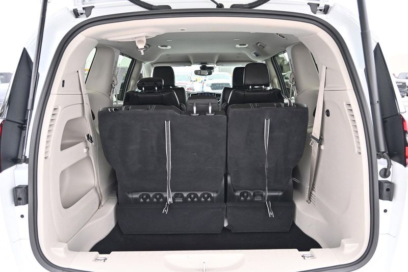 2023 Chrysler Pacifica Touring LImage 10