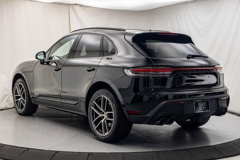 2024 Porsche Macan BaseImage 3