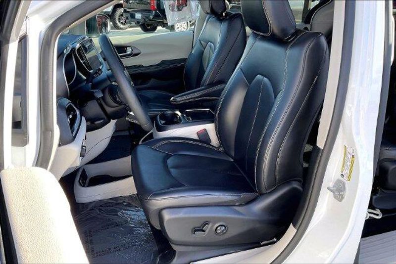 Used 2023 Chrysler Pacifica Hybrid Touring LImage 24