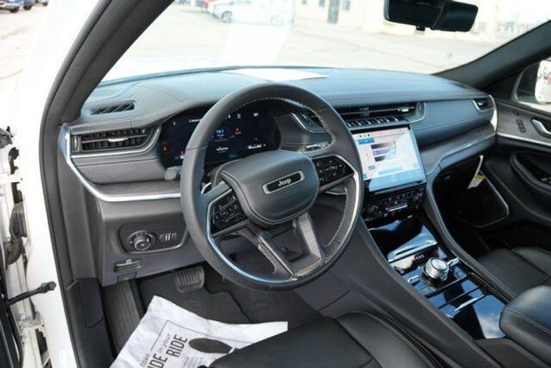 Used 2024 Jeep Grand Cherokee L OverlandImage 9