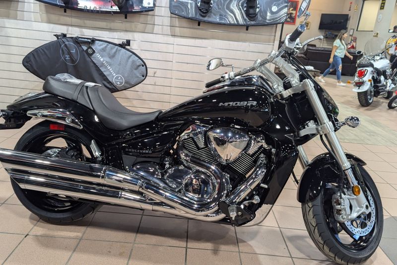 2025 SUZUKI BOULEVARD M109R 