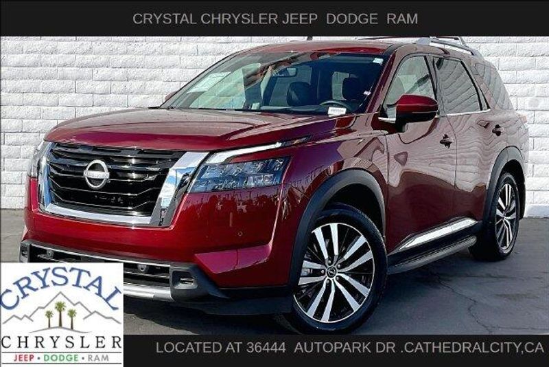 Used 2025 Nissan Pathfinder PlatinumImage 1