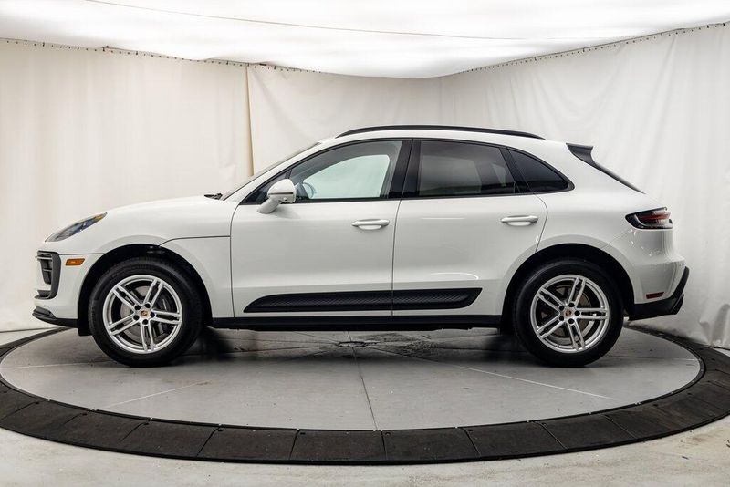 2024 Porsche Macan BaseImage 2