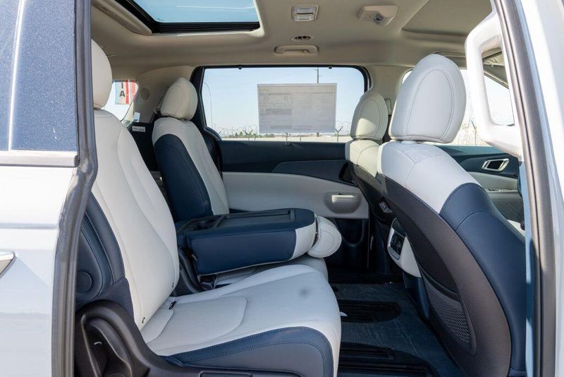 New 2026 Kia Carnival Hybrid EXImage 16