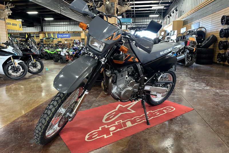2025 SUZUKI DR 650S SOLID BLACK AND IRON GREY 