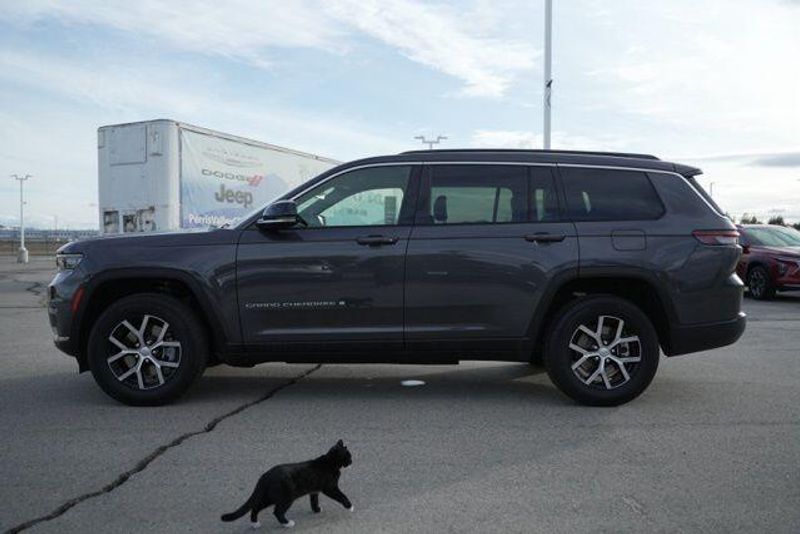 Used 2025 Jeep Grand Cherokee L LimitedImage 4