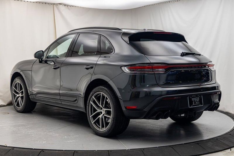 2024 Porsche Macan BaseImage 3