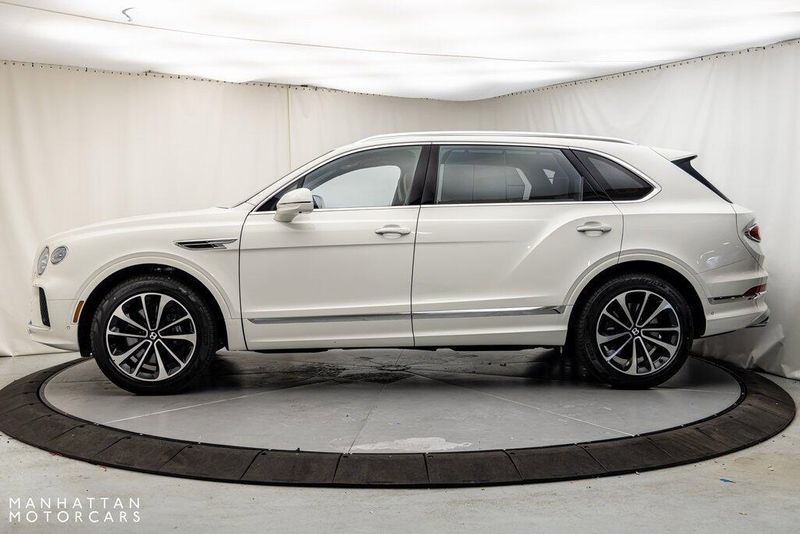 2024 Bentley Bentayga EWB V8Image 2