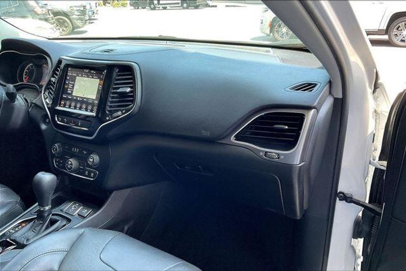 Used 2019 Jeep Cherokee LimitedImage 16