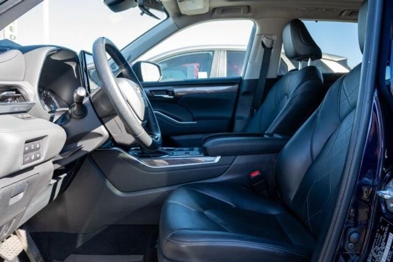 Used 2022 Toyota Highlander Hybrid PlatinumImage 11