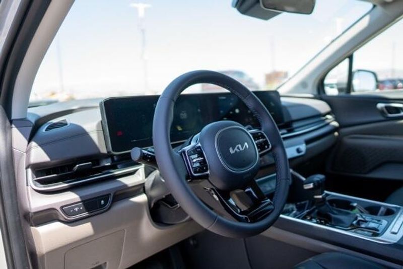 2025 Kia Carnival Hybrid EXImage 10