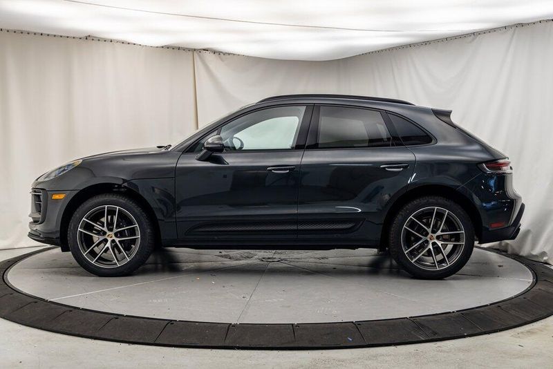 2024 Porsche Macan BaseImage 2