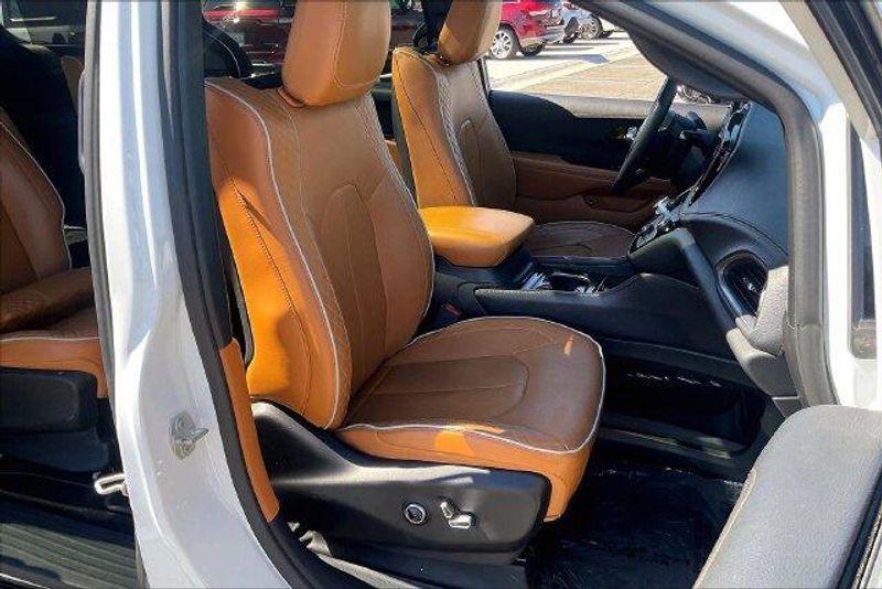 Used 2023 Chrysler Pacifica Hybrid PinnacleImage 6