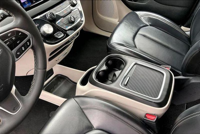 Used 2023 Chrysler Pacifica Touring LImage 17