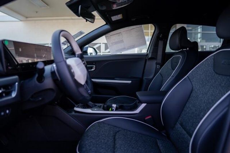 New 2025 Kia K4 GT-LineImage 13