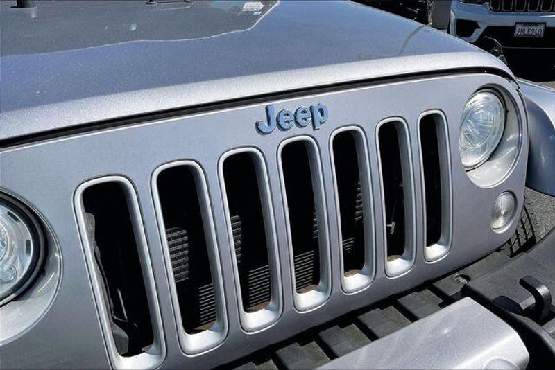Used 2018 Jeep Wrangler JK Unlimited SaharaImage 30