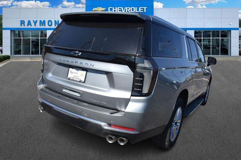 New 2026 Chevrolet Suburban PremierImage 4