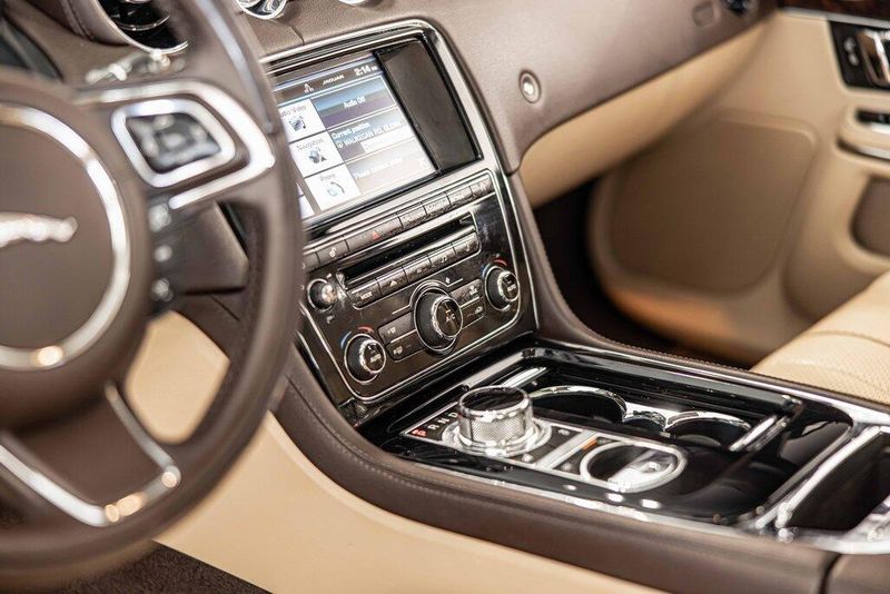 2015 Jaguar XJ Base photo 22
