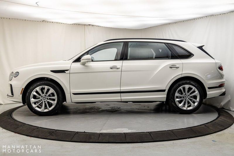 2024 Bentley Bentayga EWB V8Image 2