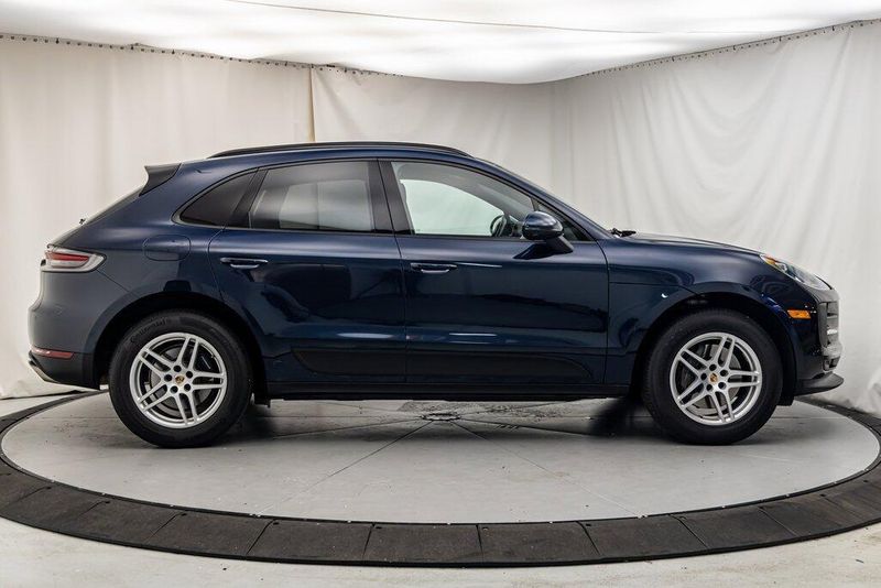 2021 Porsche Macan BaseImage 6