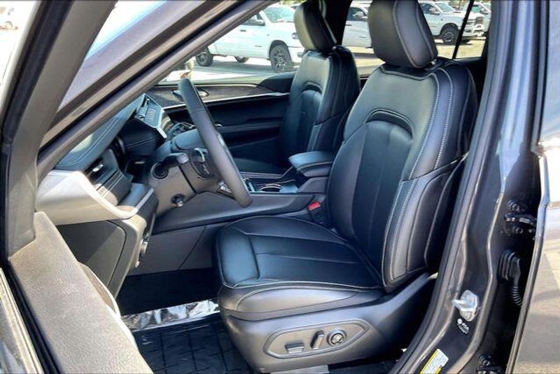 New 2026 Jeep Grand Cherokee L Limited 4x4Image 8