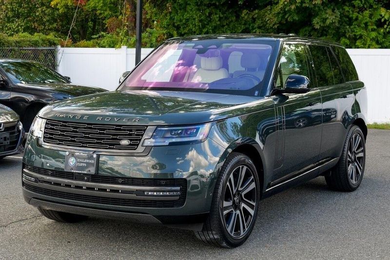 2023 Land Rover Range Rover SE photo 2