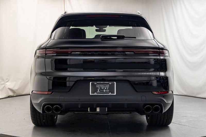 2024 Porsche Cayenne BaseImage 4