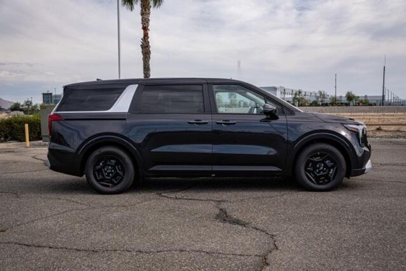 New 2026 Kia Carnival LXSImage 8