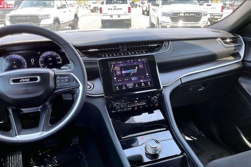 Used 2025 Jeep Grand Cherokee L LaredoImage 5