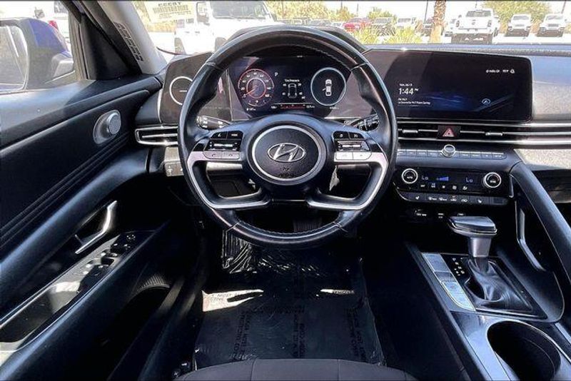 Used 2023 Hyundai Elantra SELImage 4