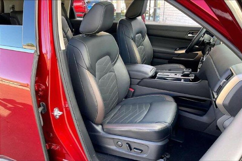 Used 2025 Nissan Pathfinder PlatinumImage 6