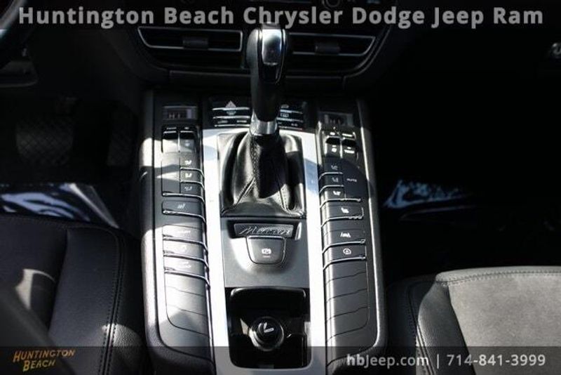 2020 Porsche Macan BaseImage 16