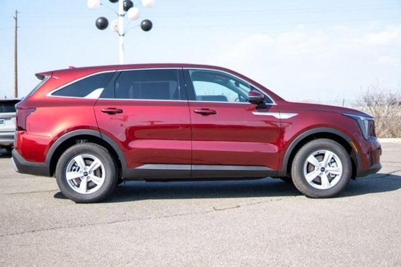 2025 Kia Sorento LXImage 8