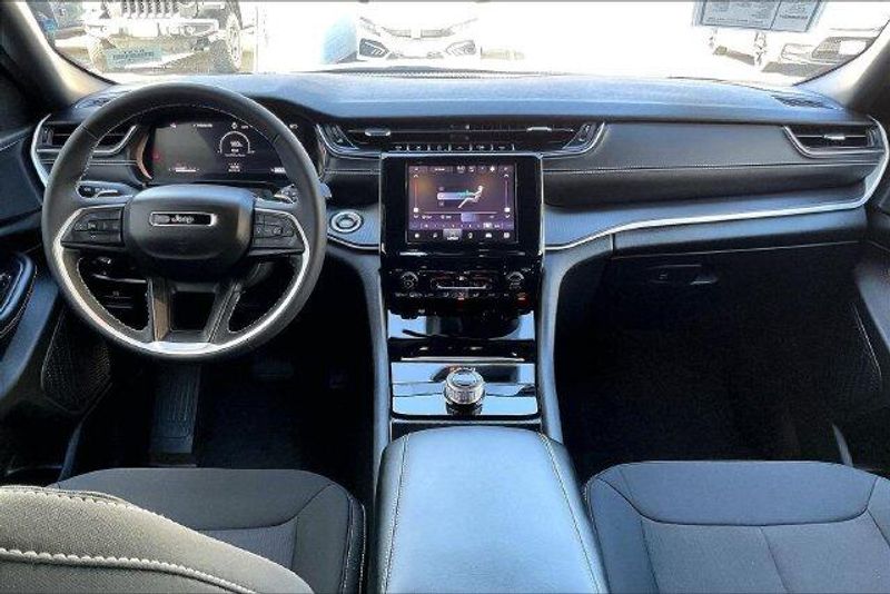 Used 2025 Jeep Grand Cherokee Laredo XImage 15