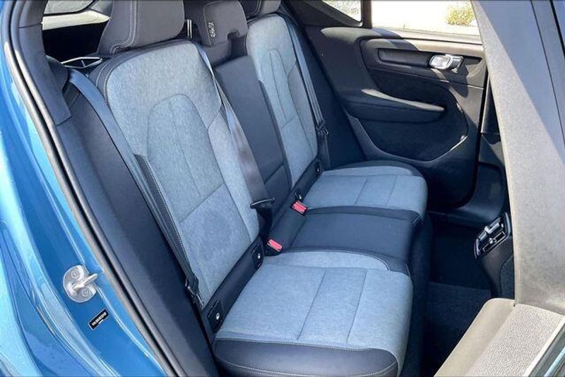 Used 2024 Volvo XC40 B5 CoreImage 25
