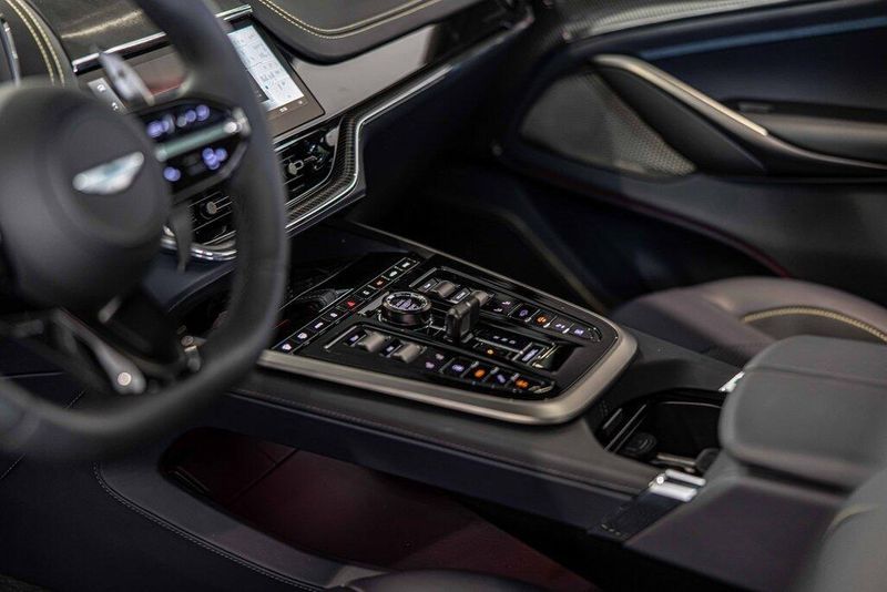 2025 Aston Martin DBX photo 23