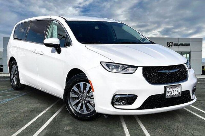 Used 2023 Chrysler Pacifica Hybrid Touring LImage 12
