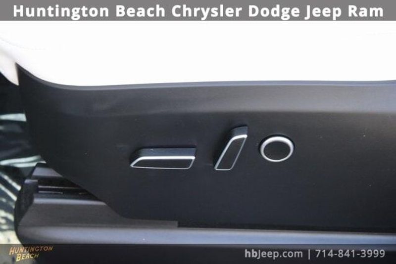 2022 Tesla Model X BaseImage 28