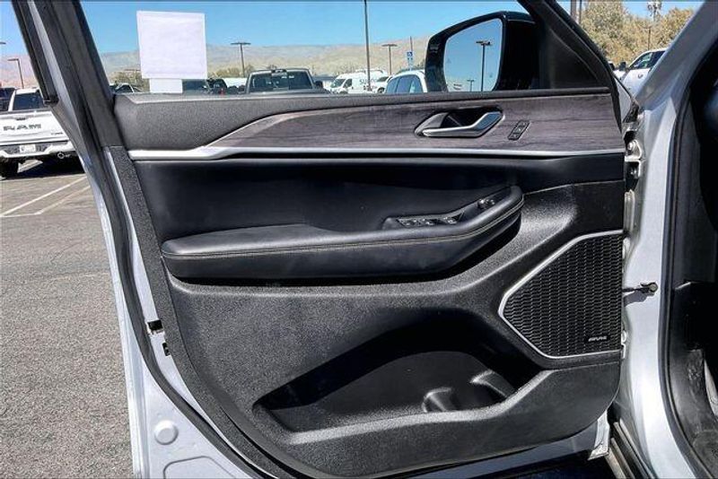 Used 2023 Jeep Grand Cherokee LimitedImage 22