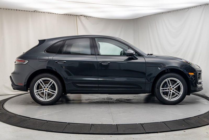 2025 Porsche Macan BaseImage 6