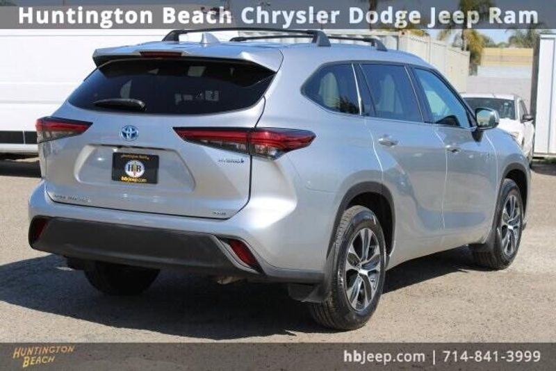 2021 Toyota Highlander Hybrid XLEImage 5