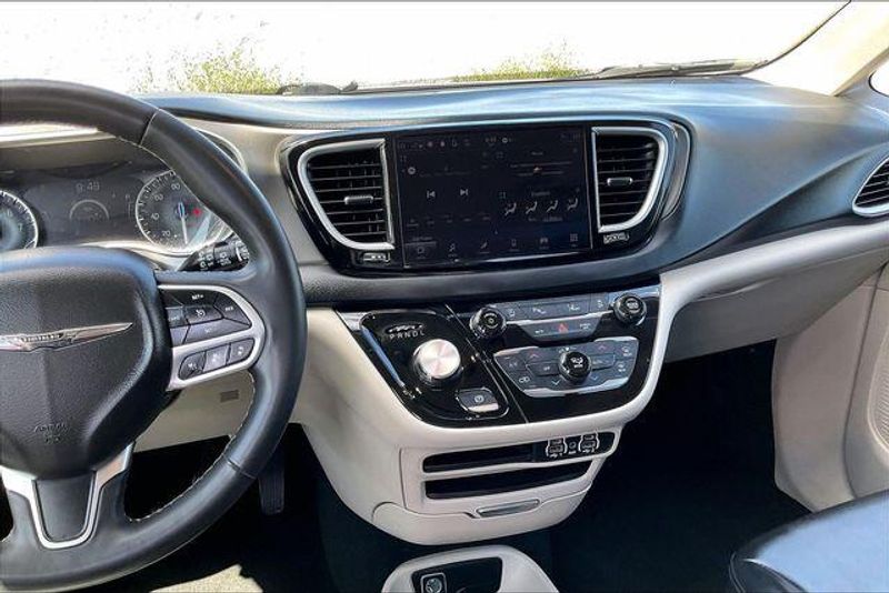 Used 2023 Chrysler Pacifica Touring LImage 5